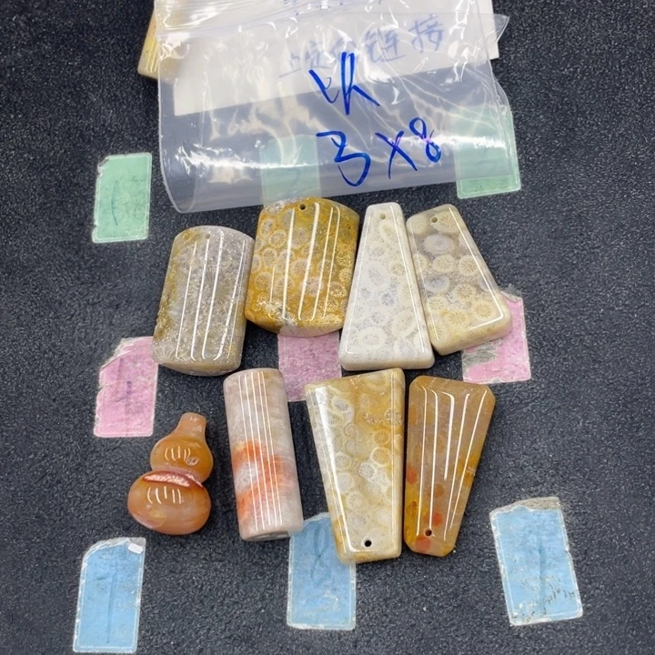 火***告硅化珊瑚（珊瑚玉）合金颈饰