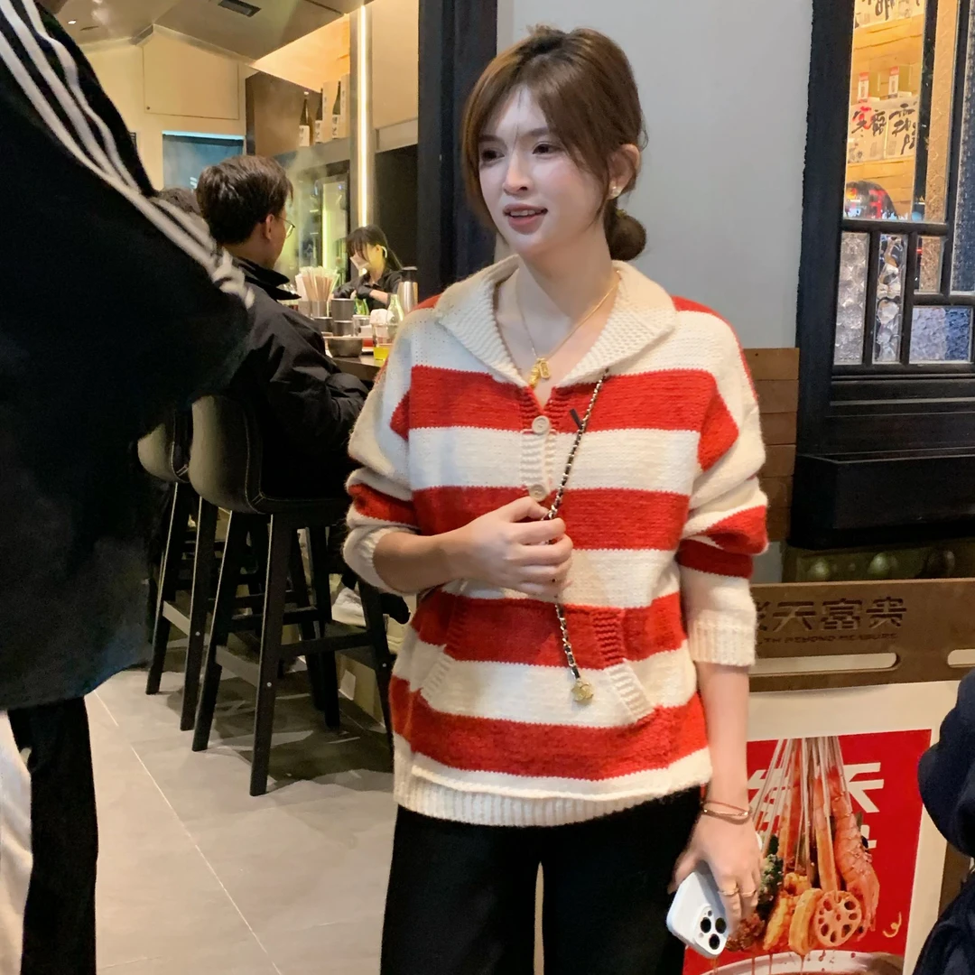 漫姐的店现货【新年心愿单】韩系温柔高级红米条纹翻领口袋落肩毛衣