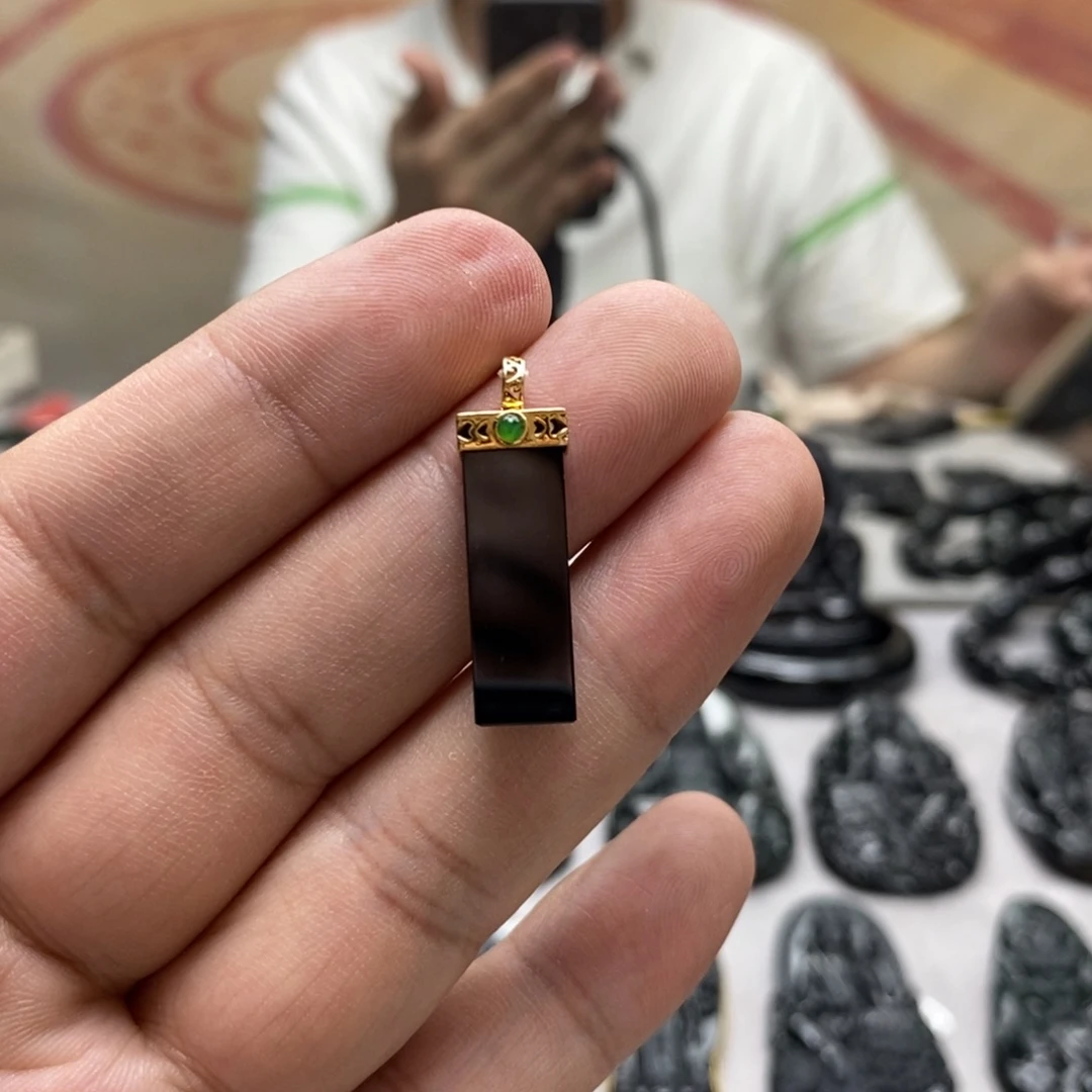 翡翠18K金镶嵌颈饰吊坠