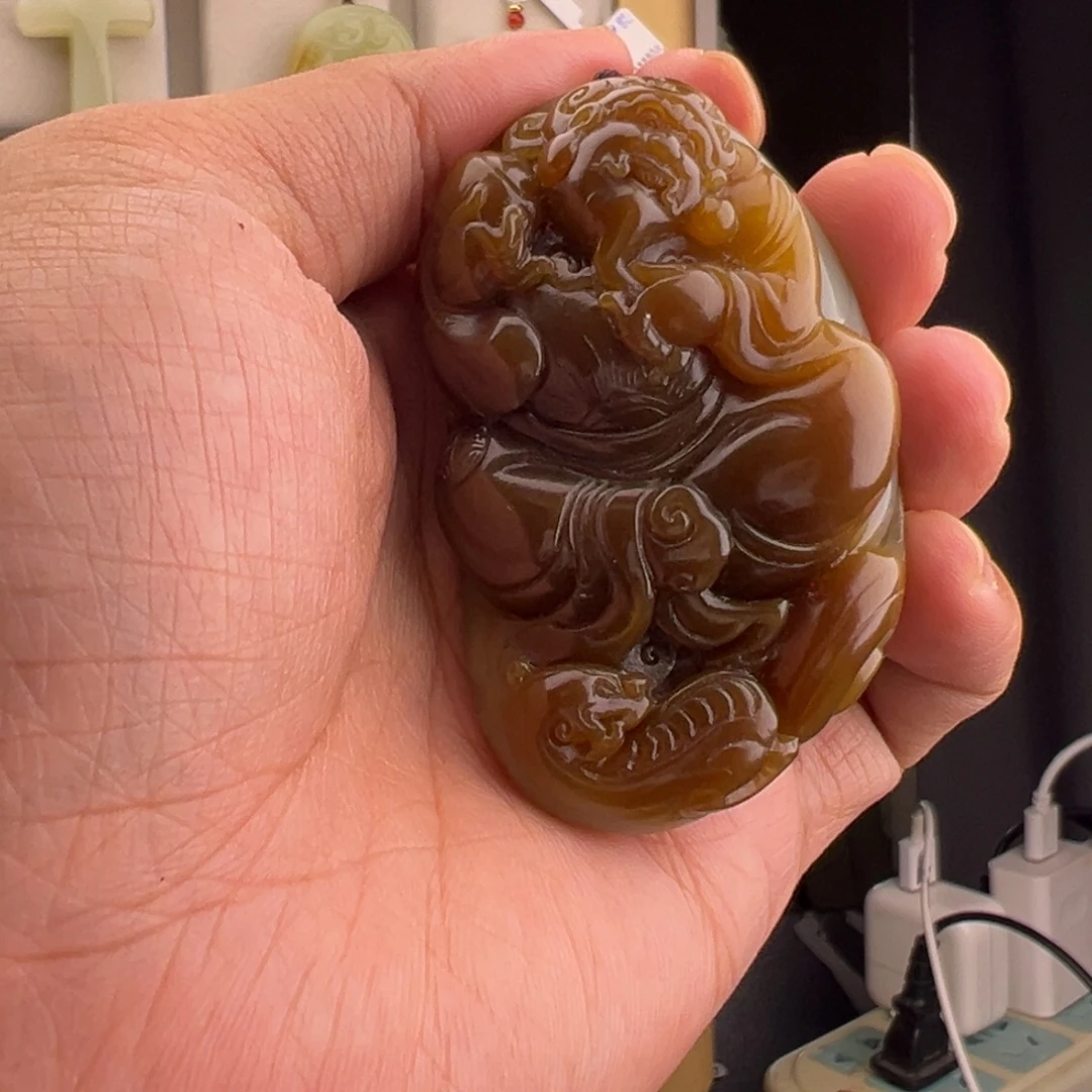 W***坤和田玉（糖玉）未镶嵌颈饰