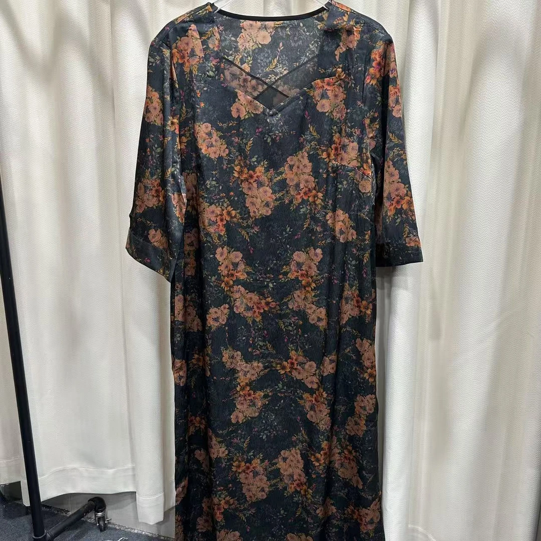 52号  52727 粉花香云缎连衣裙