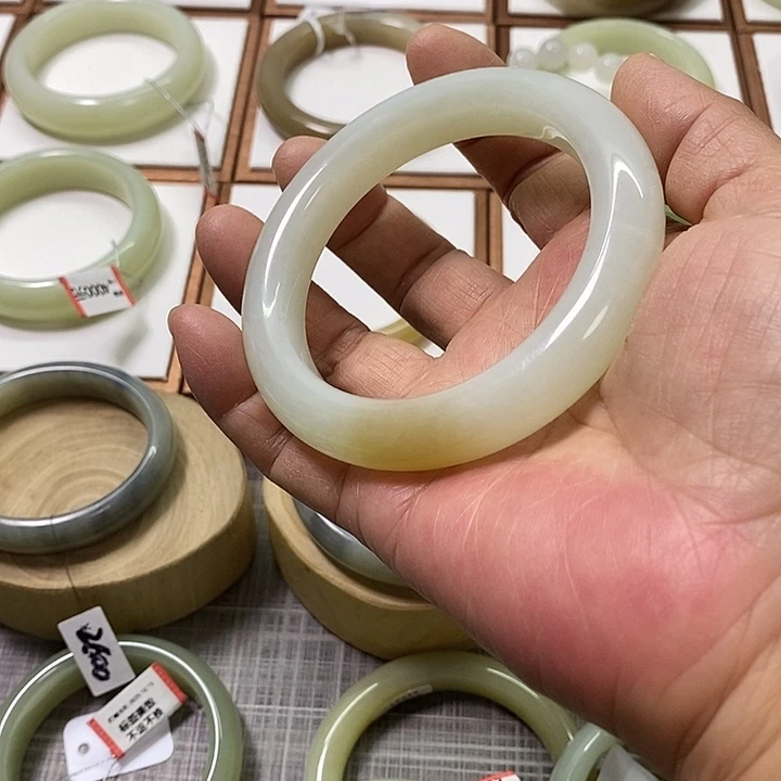 和田玉未镶嵌手镯