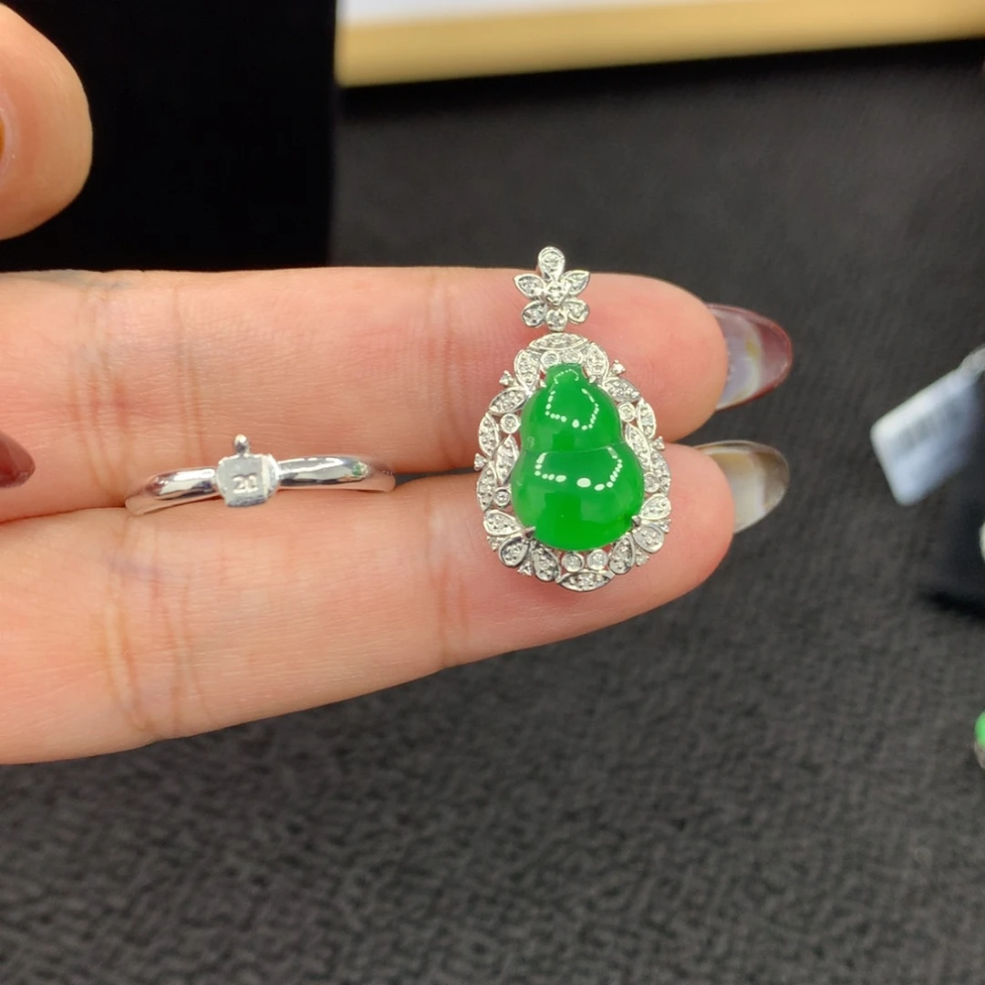 颈饰18K金镶嵌翡翠葫芦