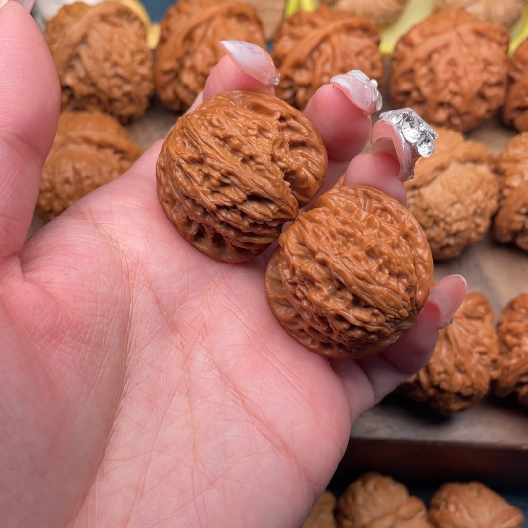 文玩核桃把件精配红皮球磨35