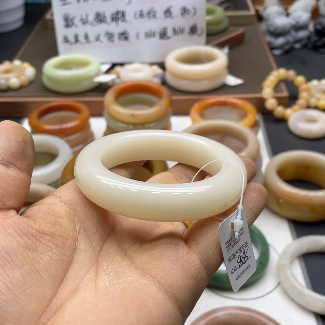 小****石英岩玉未镶嵌手镯