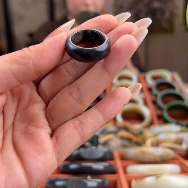 和田玉（墨玉）未镶嵌戒指