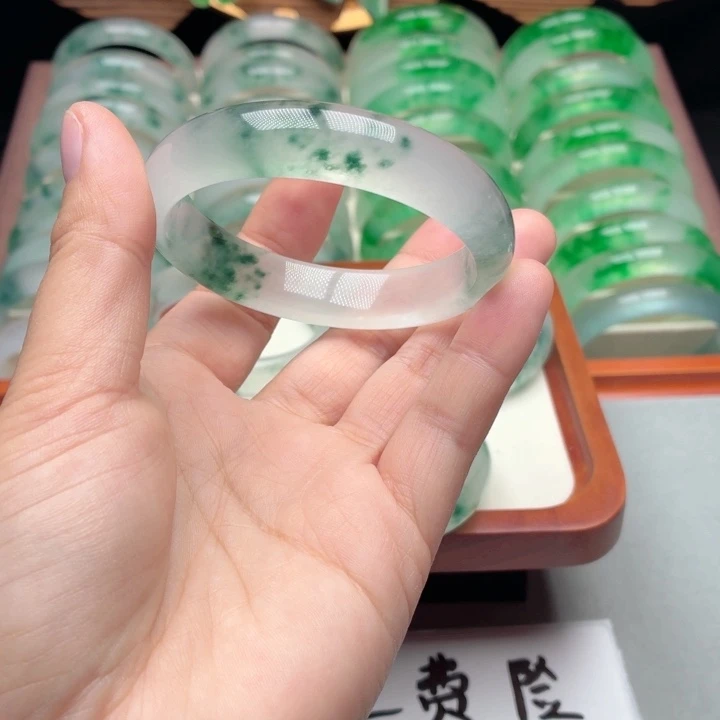 香***人石英质玉未镶嵌手镯