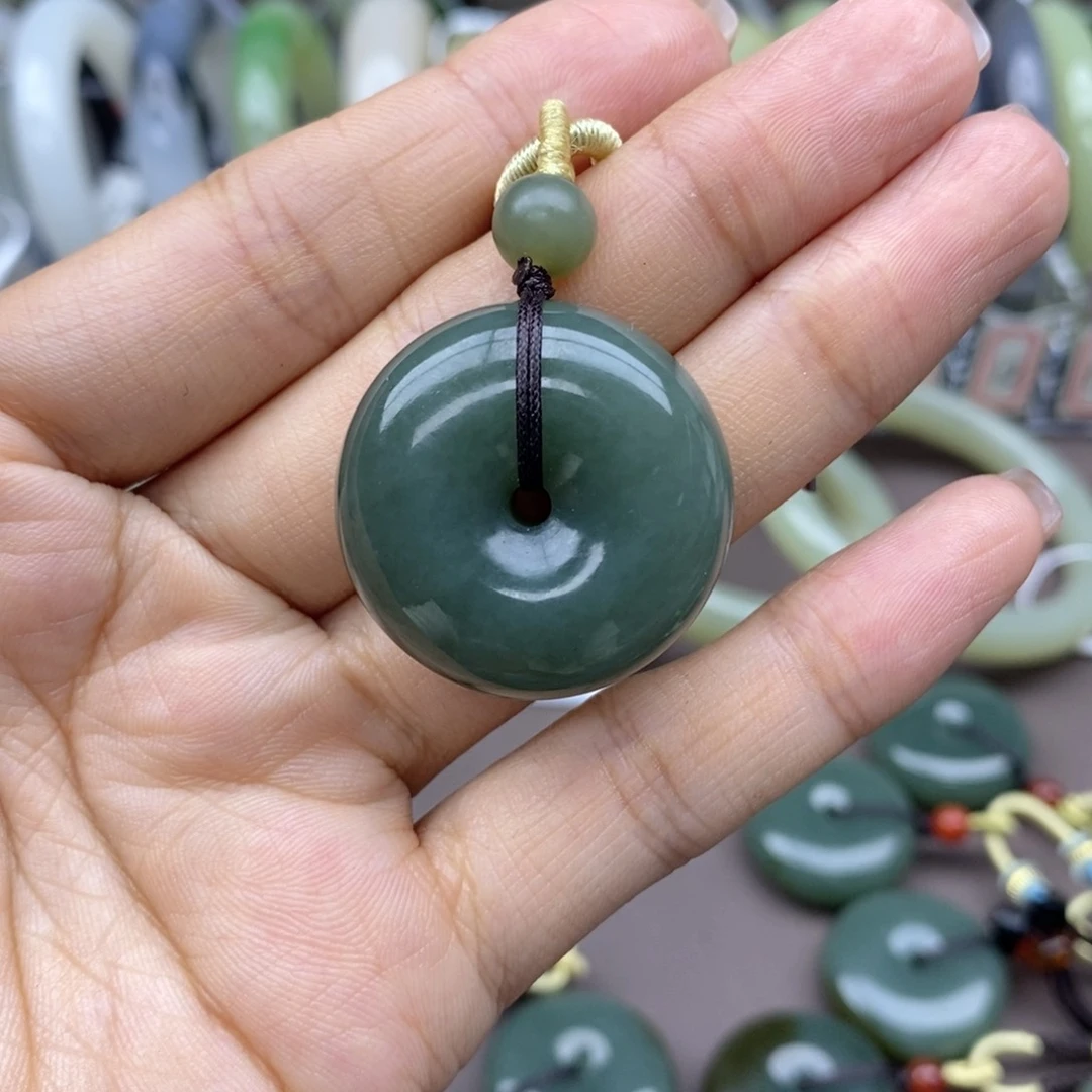 和田玉吊坠(不含链)未镶嵌布****?