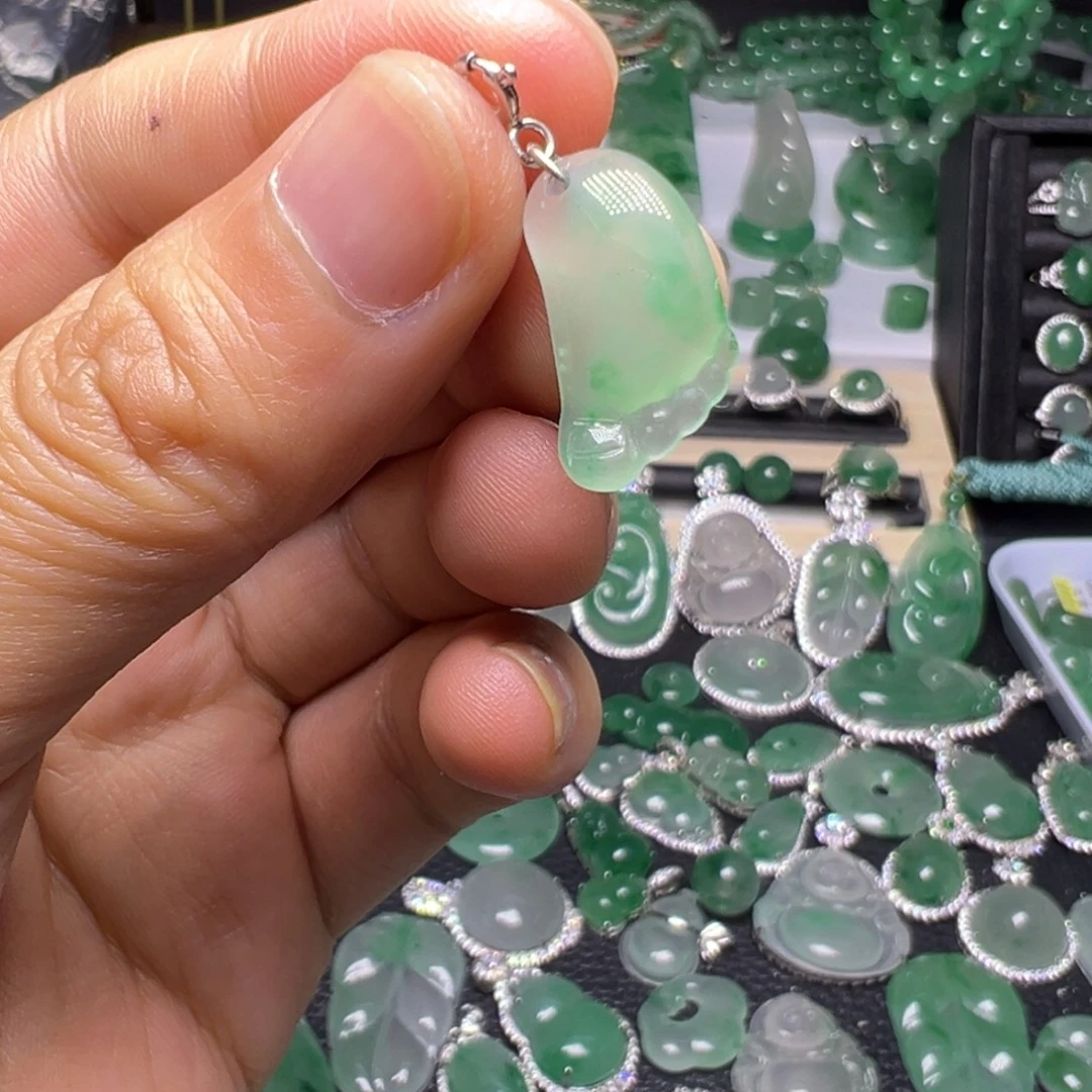 石英质玉（非洲翠）未镶嵌颈饰