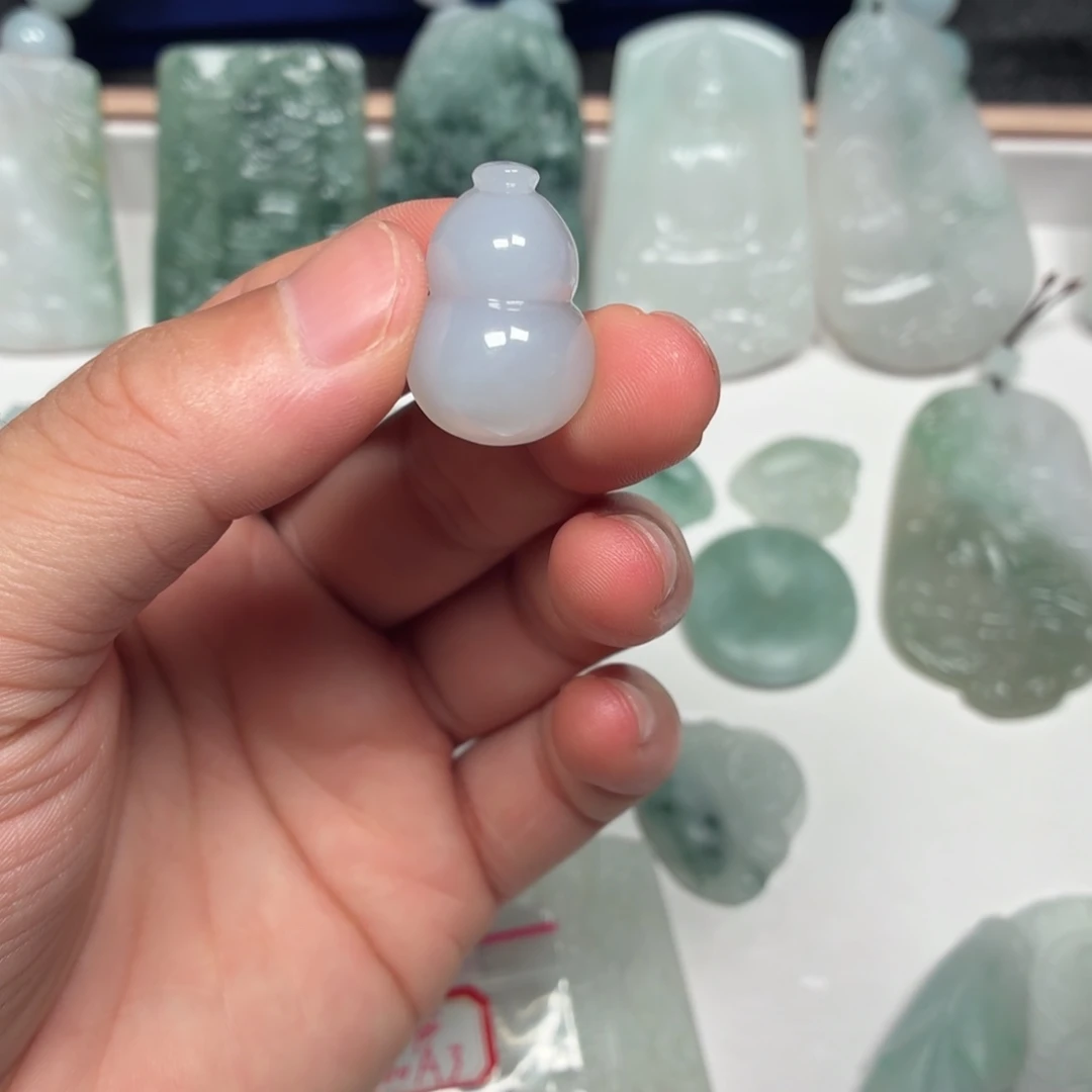 翡翠未镶嵌颈饰葫芦