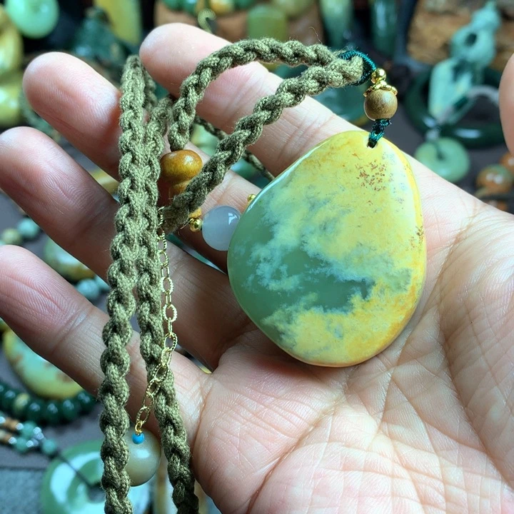 吊坠(赠链)未镶嵌岫岩河磨玉（透闪石质玉）吉**意