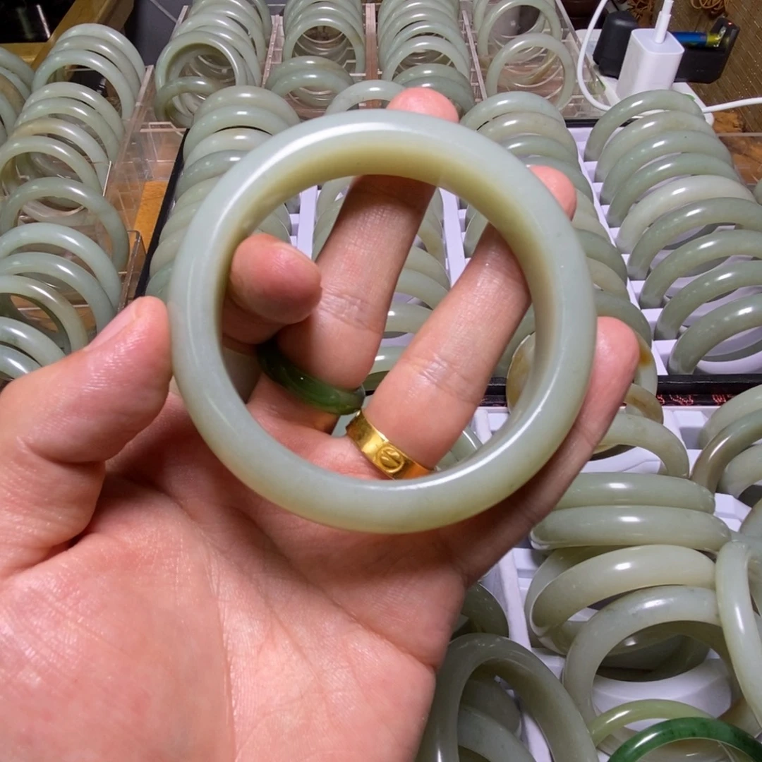 榴***姐和田玉（糖玉）未镶嵌手镯