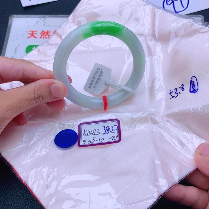 翡翠手镯未镶嵌?