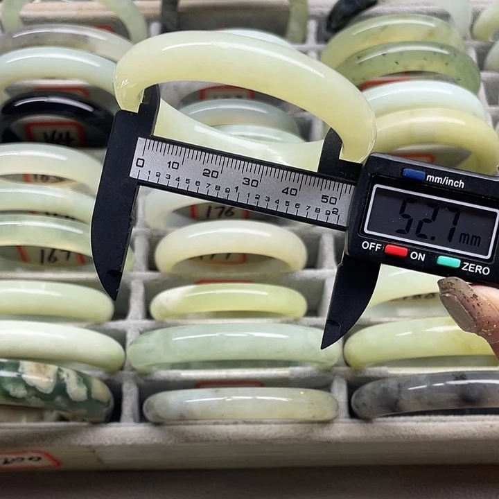 蛇纹石玉未镶嵌手镯190