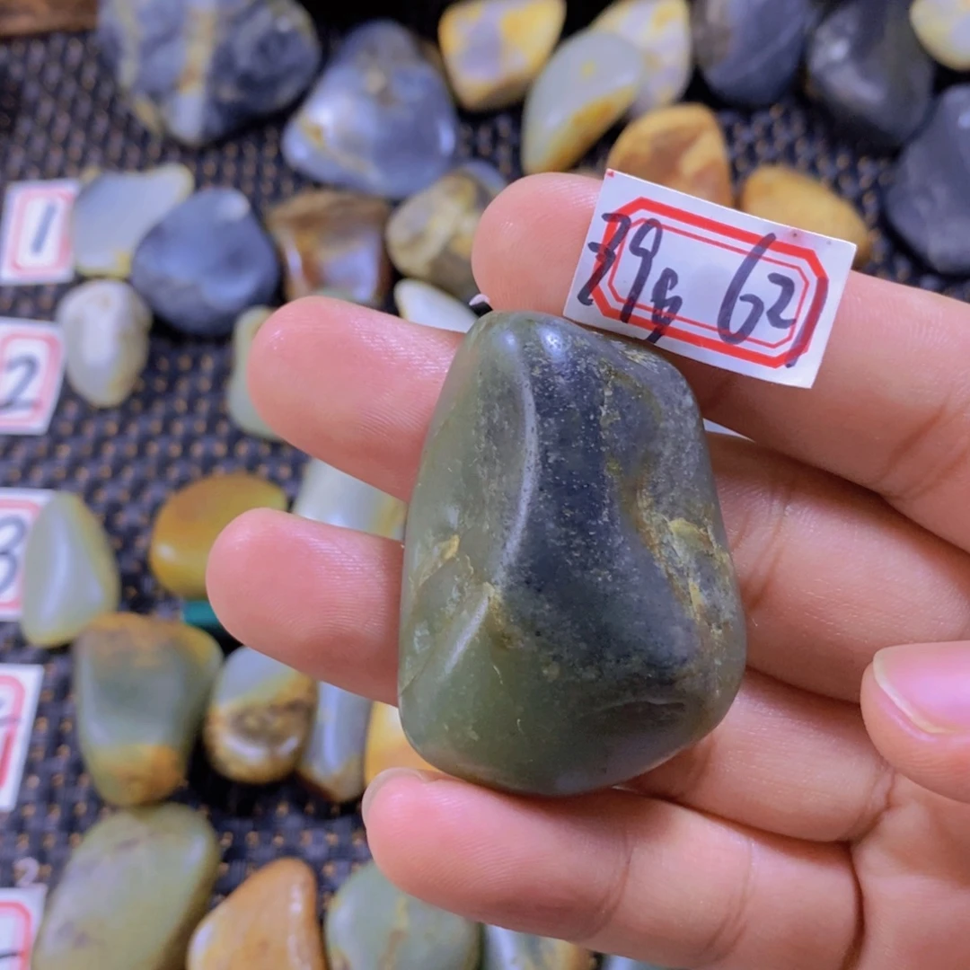 颈饰未镶嵌和田玉（糖玉）