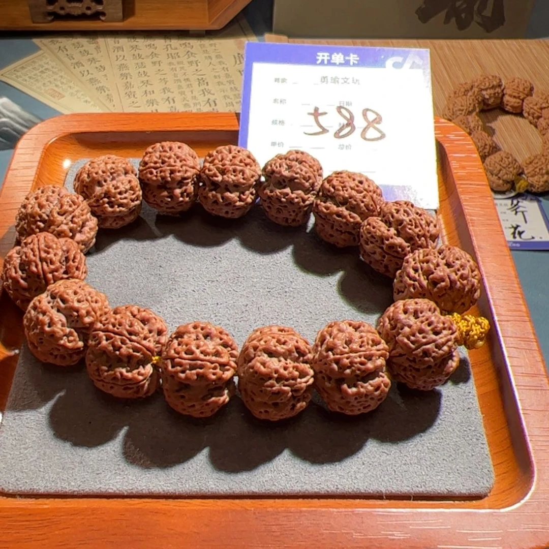 金刚菩提手串龙岩梅花21×17。