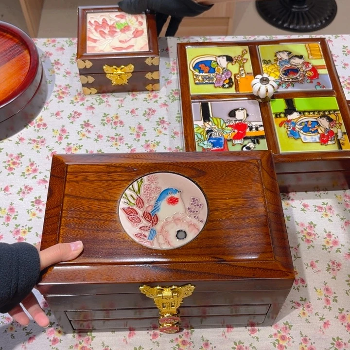 银***湖一体款瓷板画艺术作品