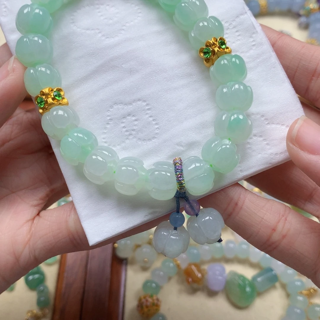 翡翠未镶嵌颈饰是