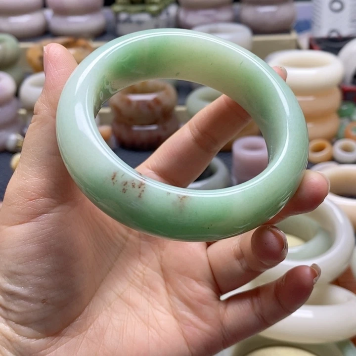 未镶嵌手镯石英岩玉
