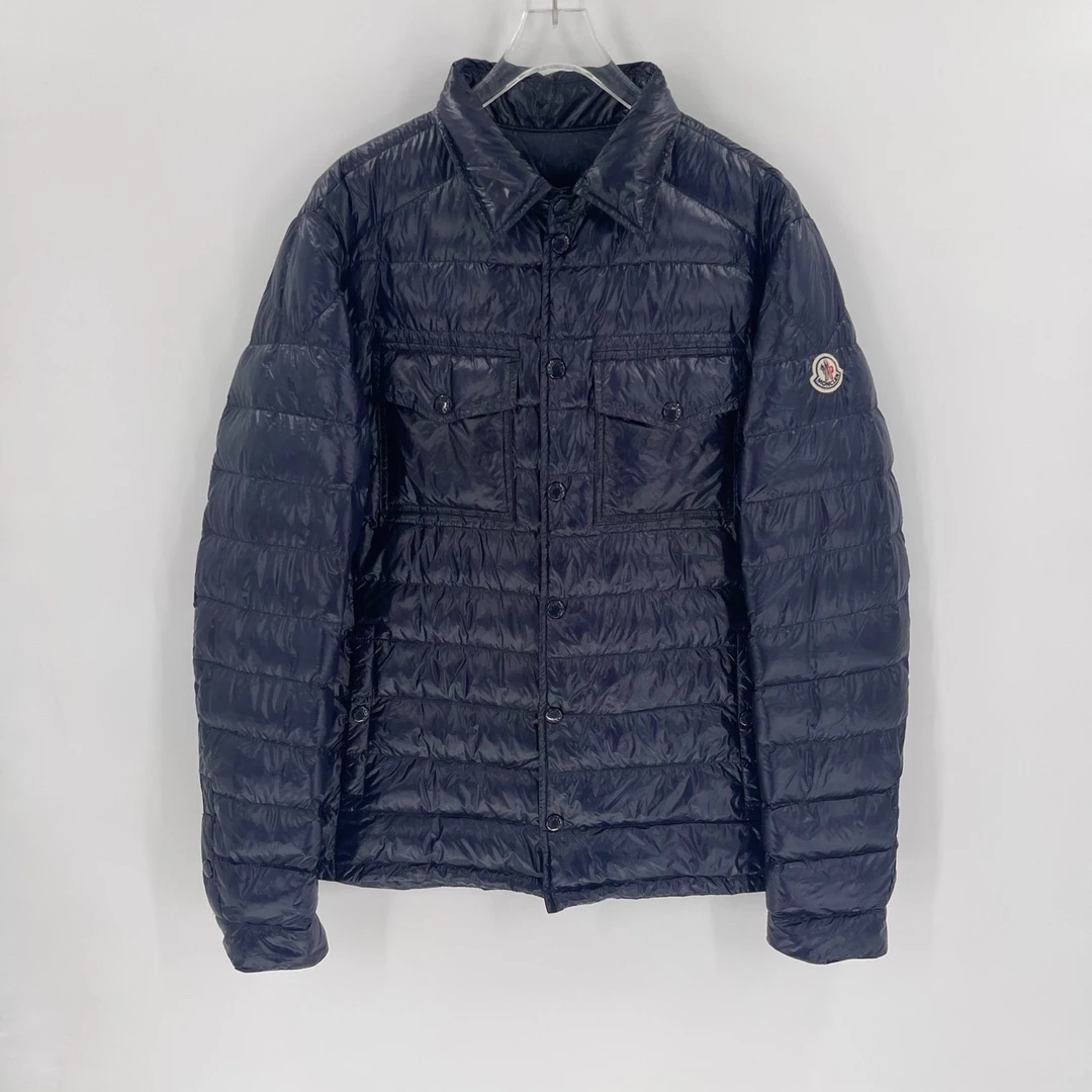 95新 MONCLER 蒙口 藏蓝色白色刺绣徽标轻薄款羽绒服/4码/Sw24569