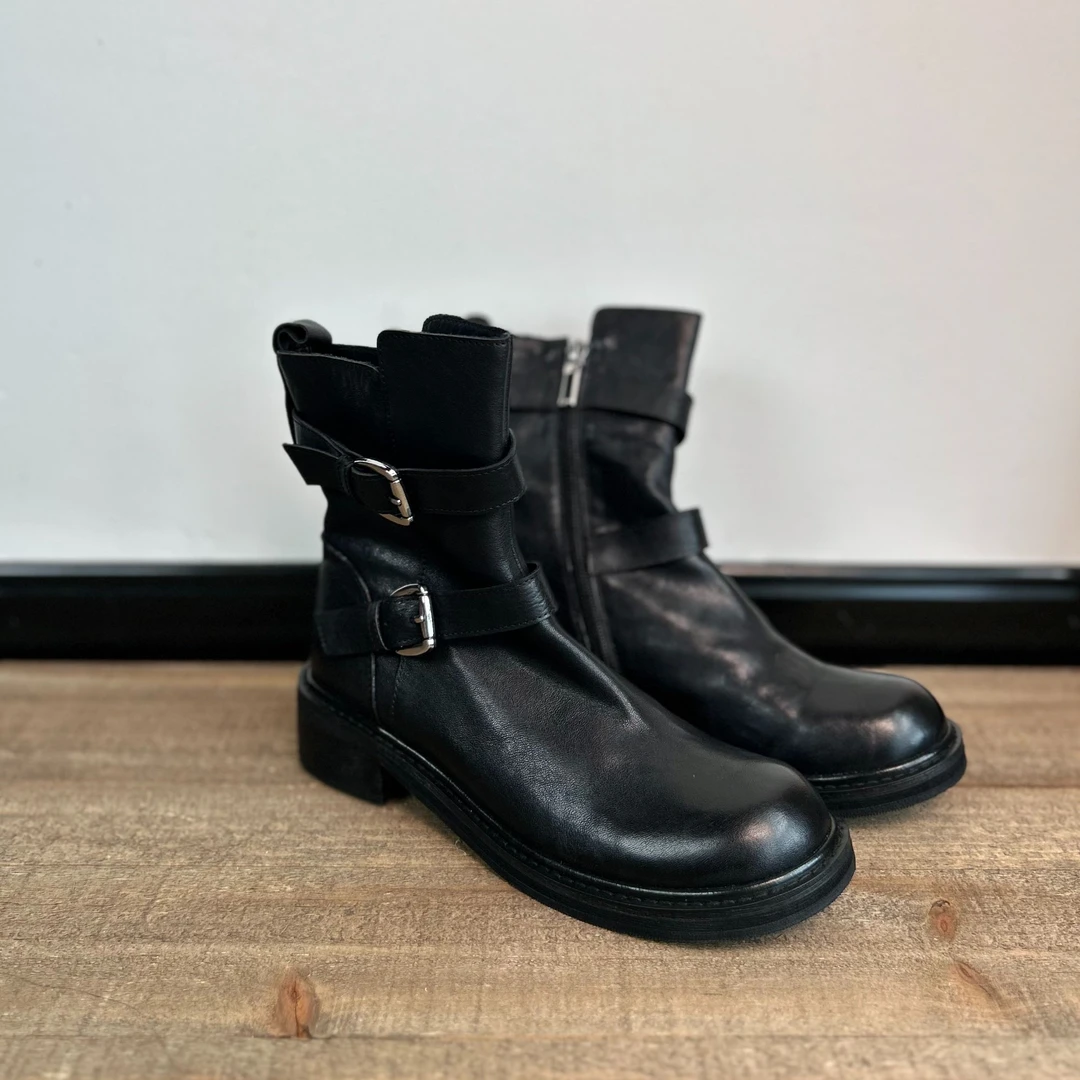 鹿一苇Lu'vwee西部帅气圆头短筒靴子新款粗跟时尚舒适女马丁靴