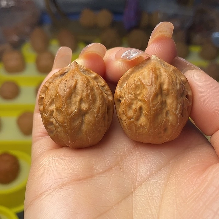 文玩核桃吊坠卧虎石