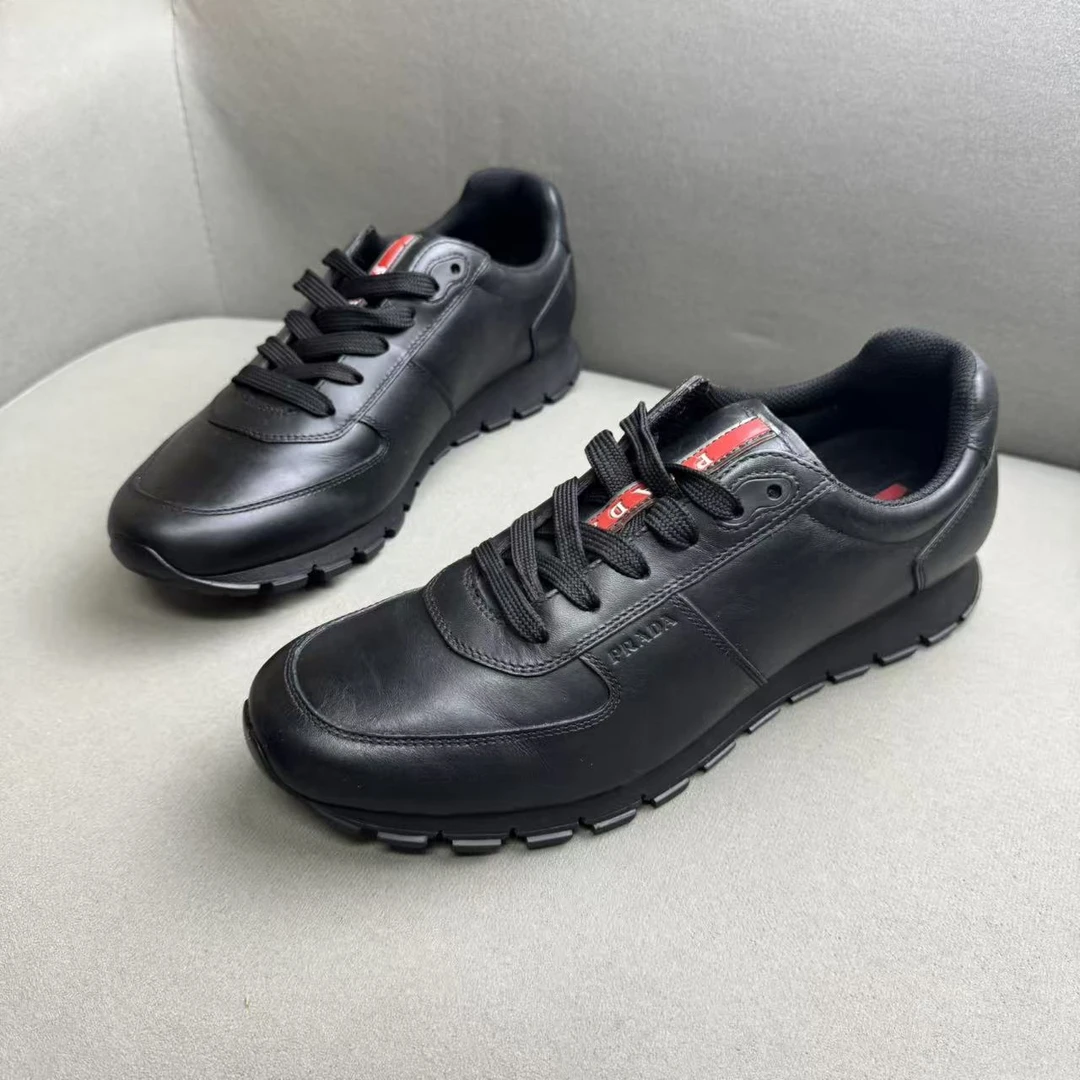 95新 Prada/普拉达 黑色时尚舒适皮革面经典红标潮流运动鞋 42码
