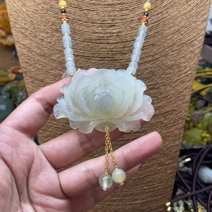 蛇纹石玉吊坠合金