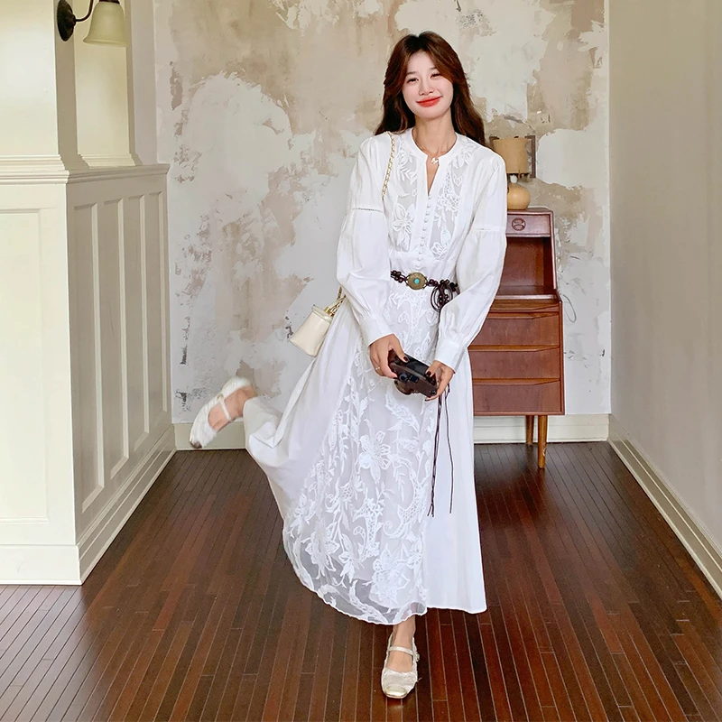 波西米亚风白色连衣裙女2025年早秋新款气质女神范刺绣长款大摆裙