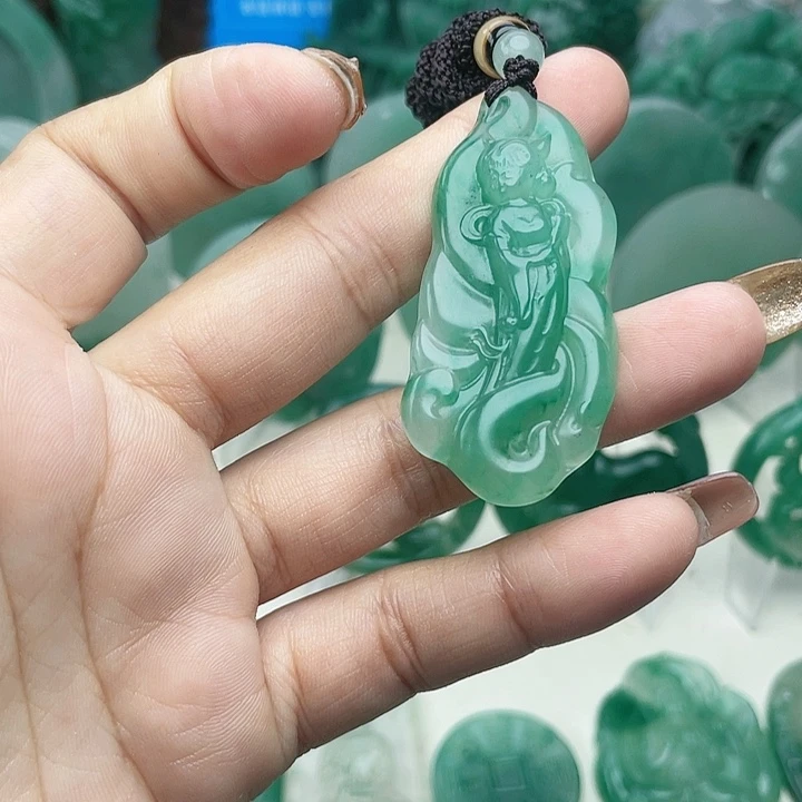 颈饰未镶嵌石英质玉