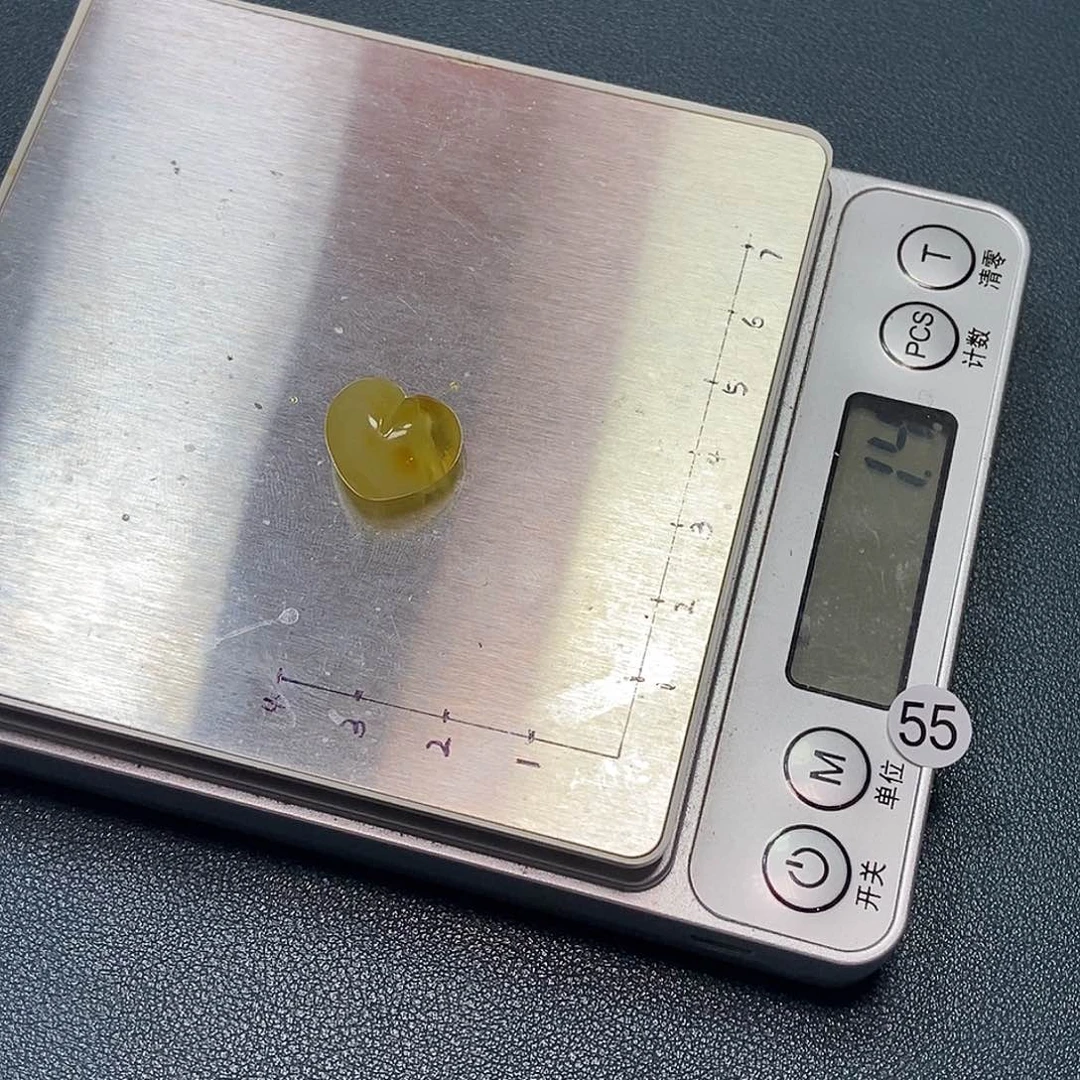 未镶嵌琥珀裸石，