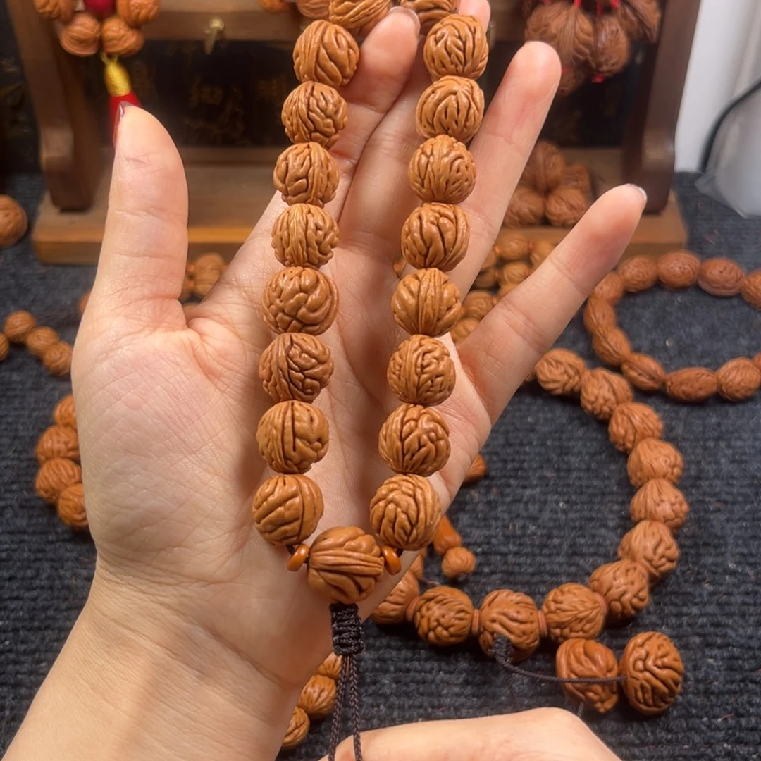 吊坠桃核桃枭手持L11