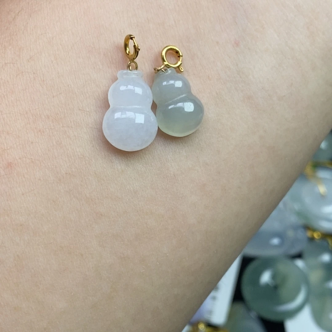 翡翠18K金镶嵌颈饰葫芦一对