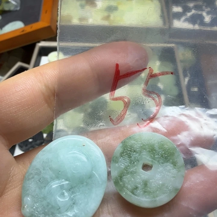 透闪石-蛇纹石玉吊坠未镶嵌