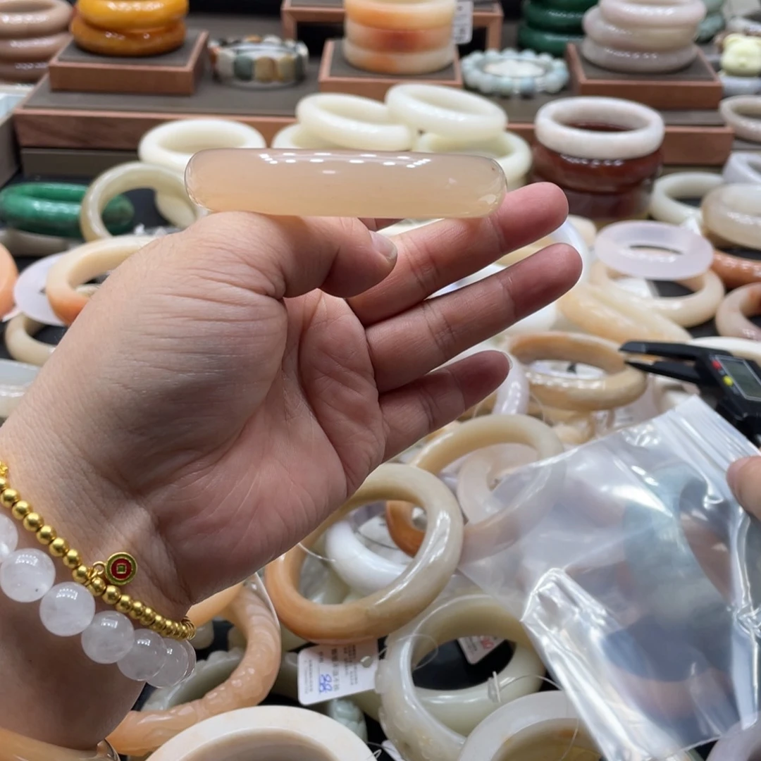 张***言石英质玉手镯未镶嵌