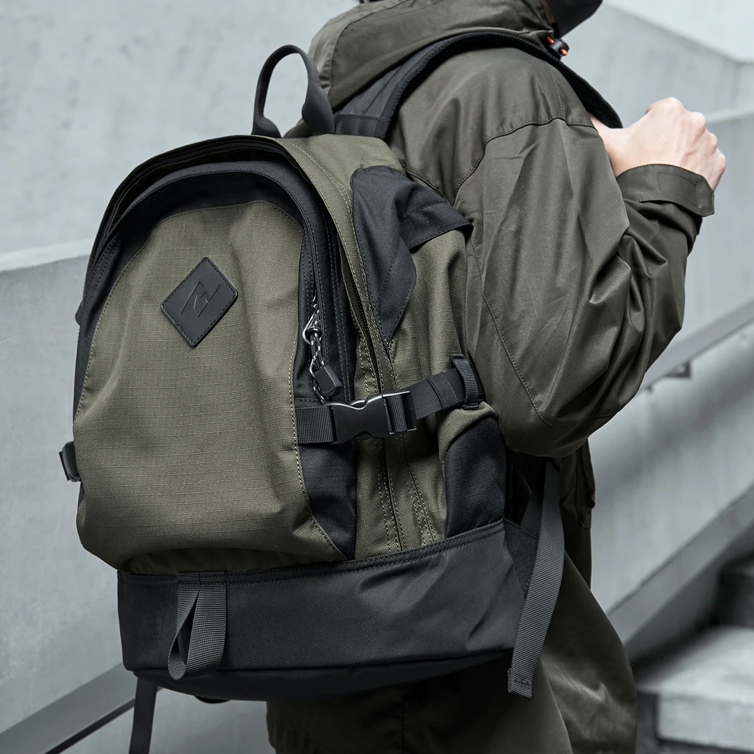 多功能双肩包男短途旅行包户外徒步登山背包大容量书包轻便双肩背