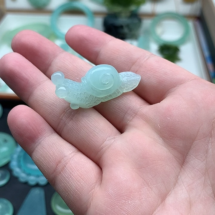 岫玉未镶嵌颈饰蜗牛