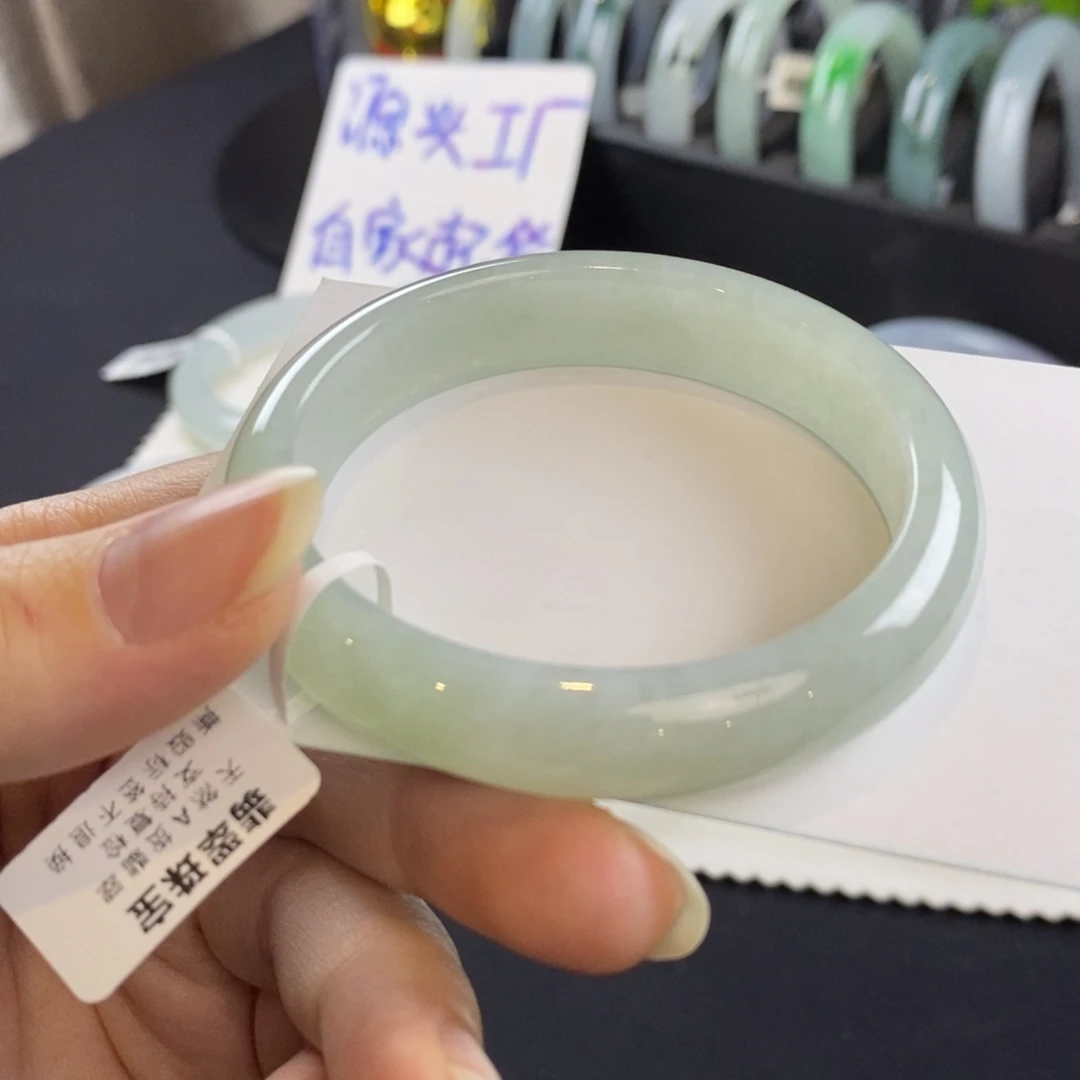 翡翠未镶嵌手镯浅绿贵妃53
