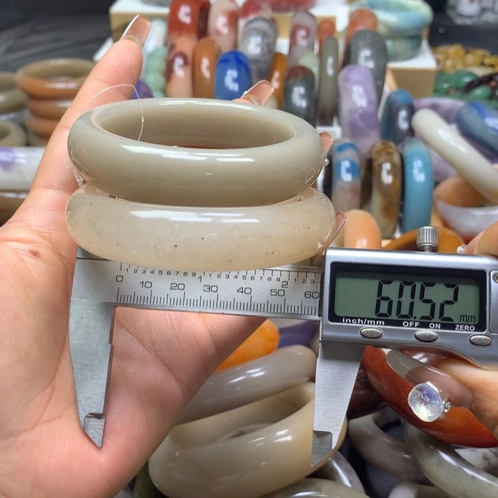 未镶嵌手镯石英质玉