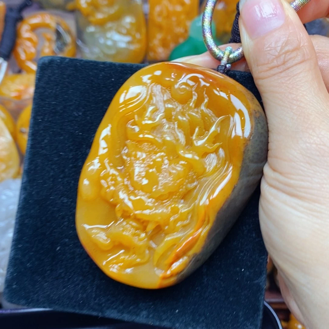 未镶嵌石英质玉（黄龙玉）颈饰