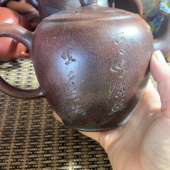 紫砂茶壶原矿泥料手工制作的紫砂壶。