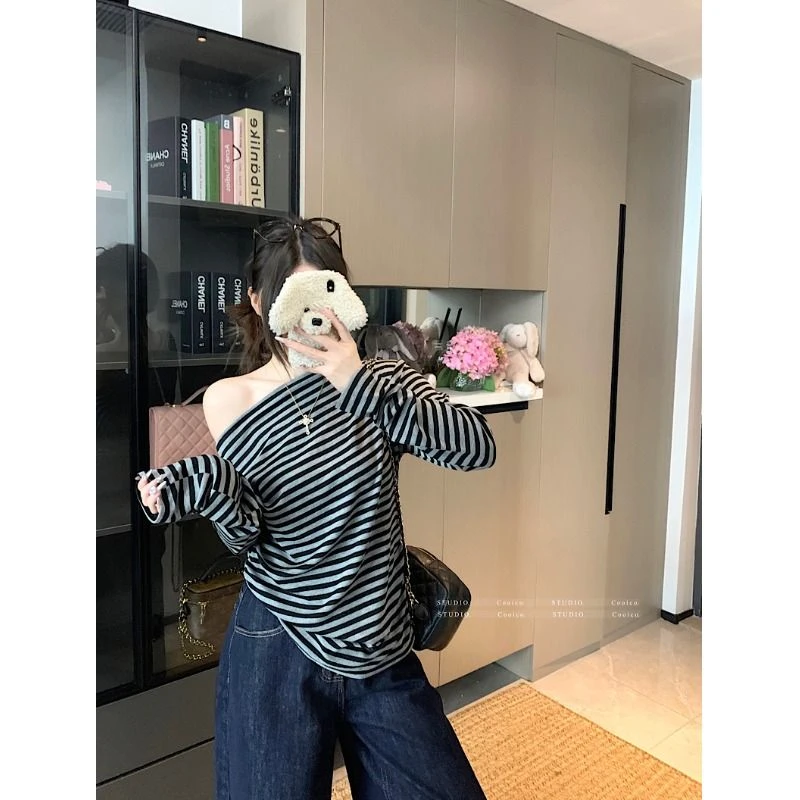 辣妹露肩条纹长袖t恤女2025秋季时尚设计感百搭修身收腰斜肩上衣