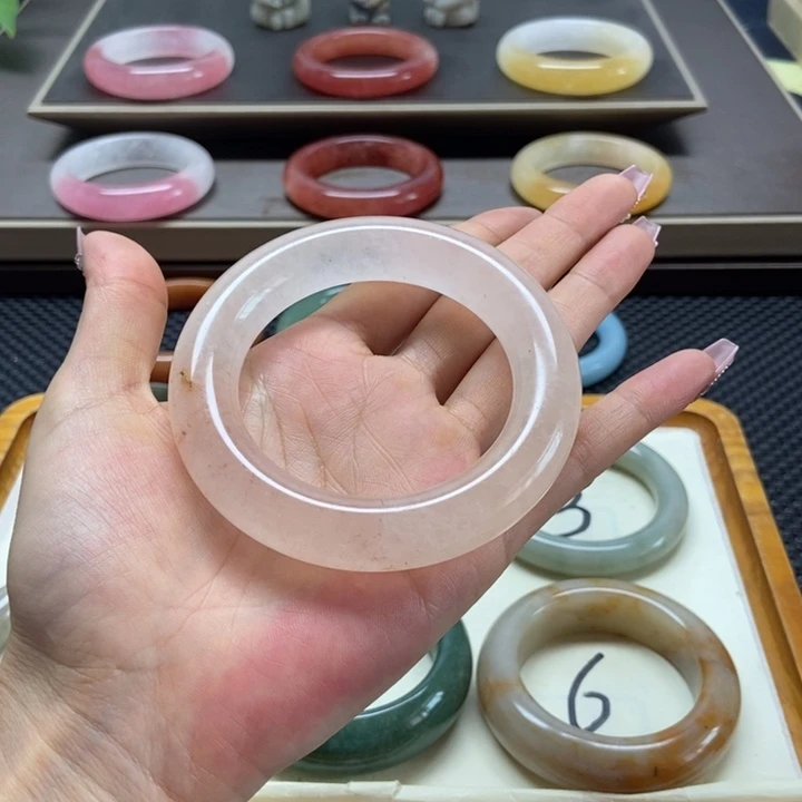 未镶嵌手镯石英岩玉
