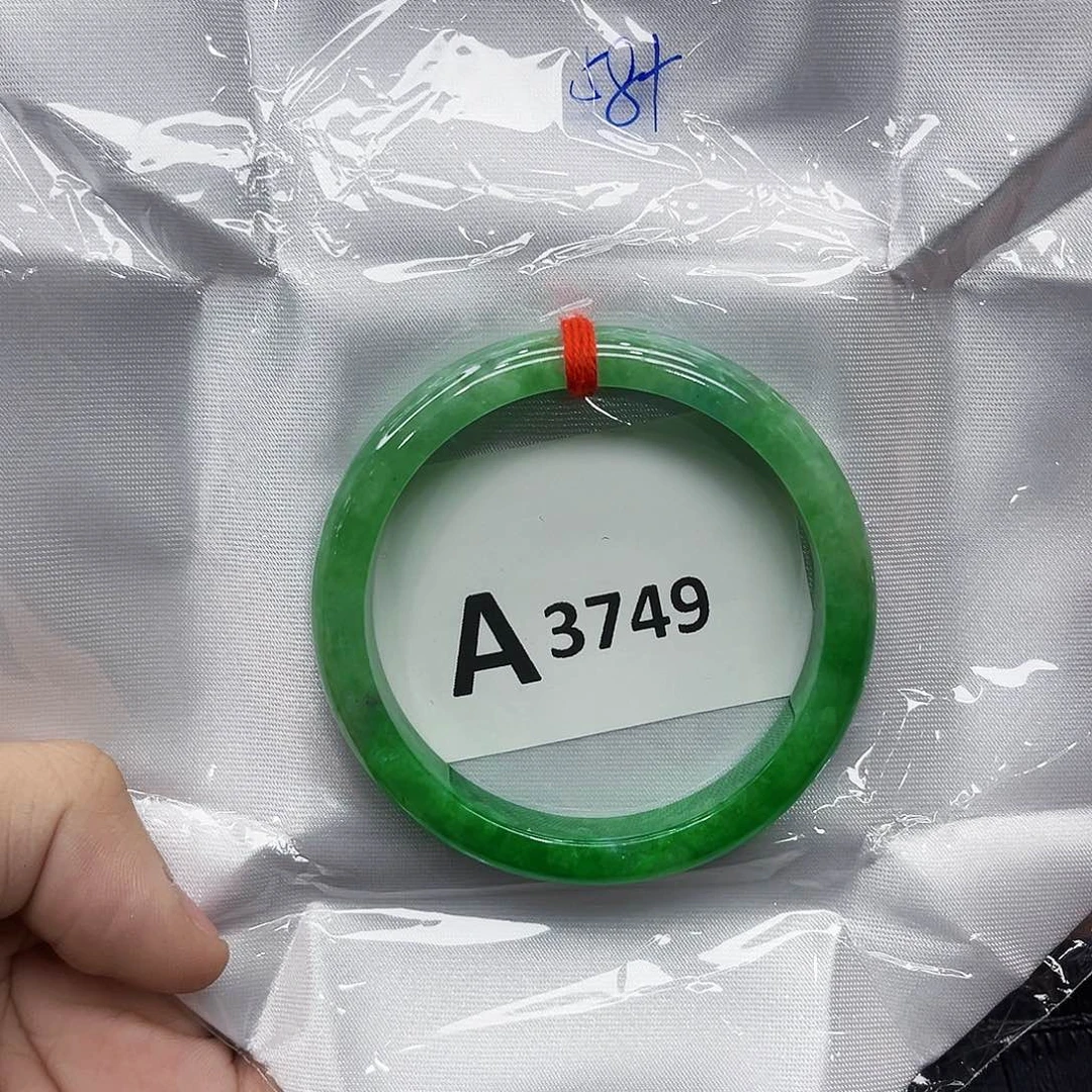 翡翠手镯未镶嵌多样性