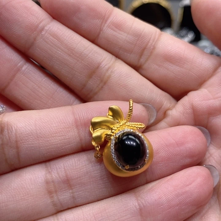 飞***雀颈饰18K金镶嵌翡翠吊坠
