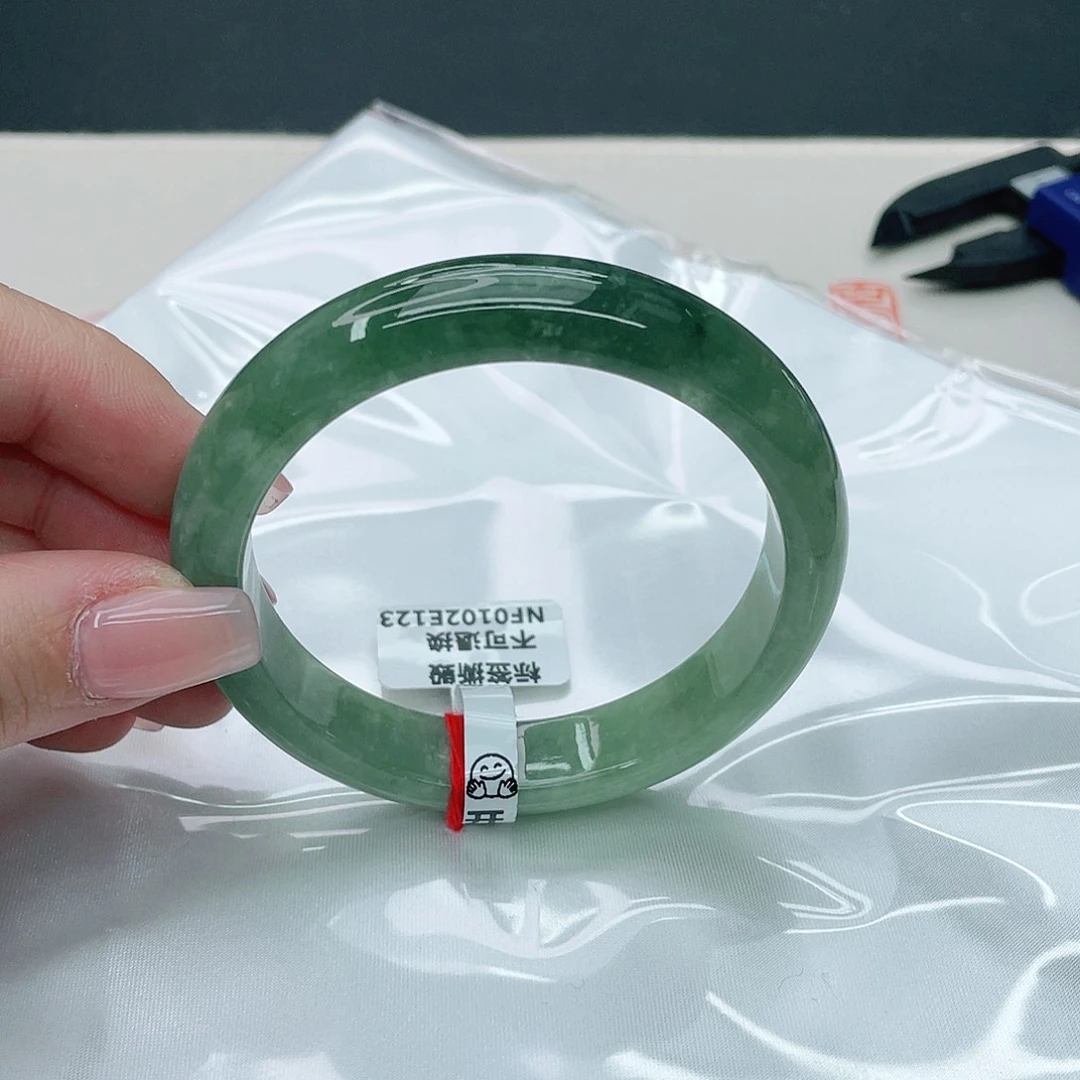 翡翠手镯未镶嵌正56.6