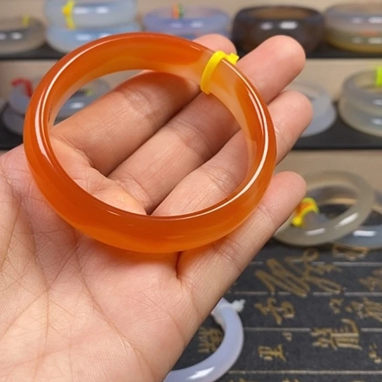 丁***丁玛瑙/玉髓手镯未镶嵌