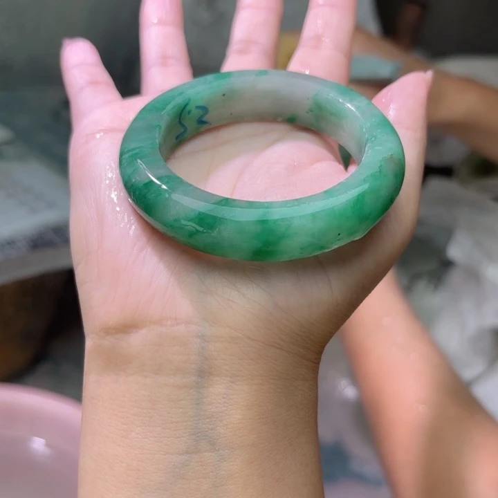 玉***珍石英质玉（非洲翠）未镶嵌手镯定制