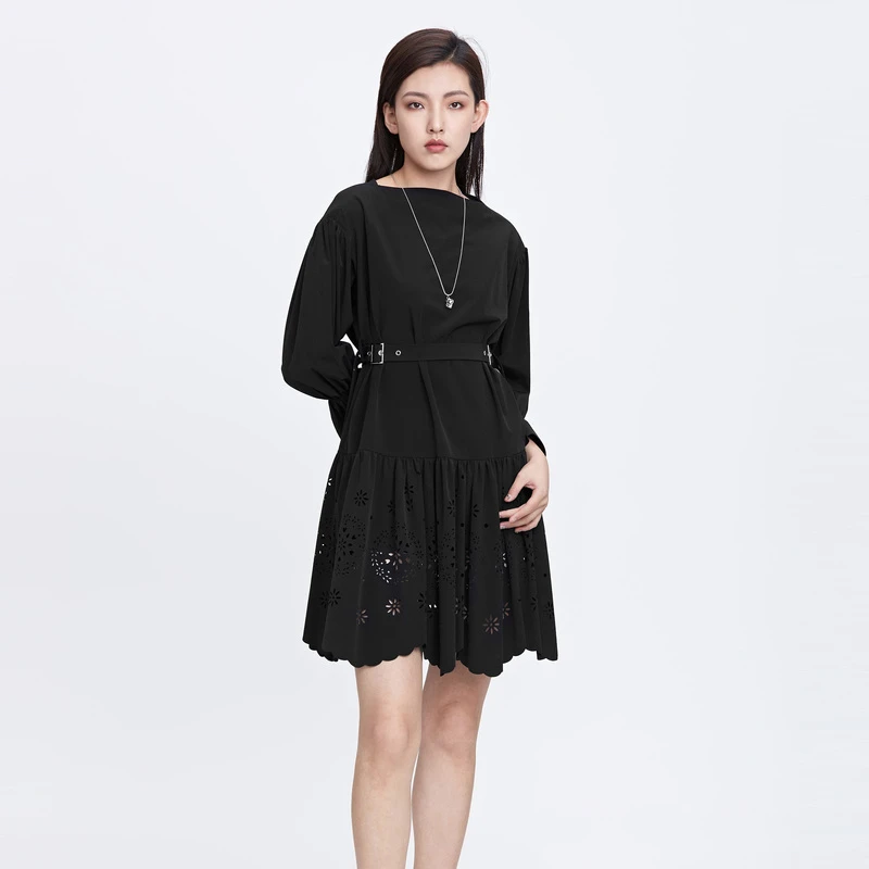 圣迪奥收腰镂空喇叭袖黑色拼接蕾丝春印花连衣裙S22181212