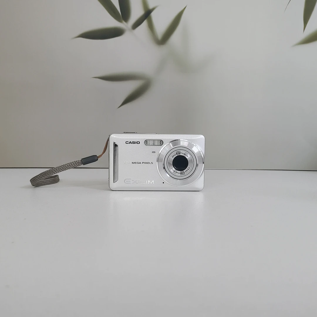 95新 Casio/卡西欧 z29 ccd相机冷白皮1000万像素3倍光学变焦银色